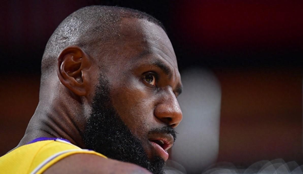 爱游戏体育詹姆斯意外战胜MAD，重返赛场引爆全场！